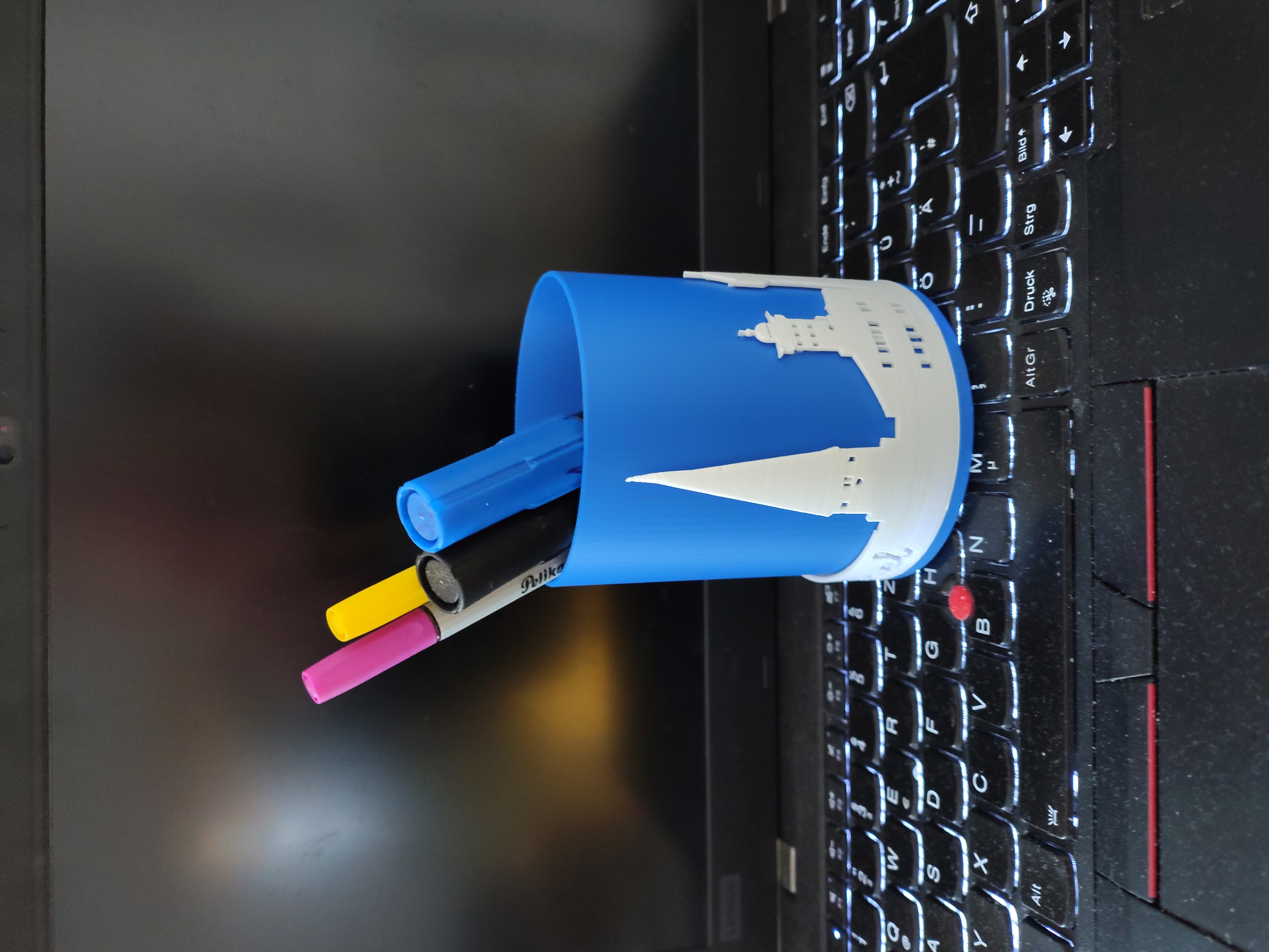 ./images/Becher_silhouette_auf_laptop.jpg